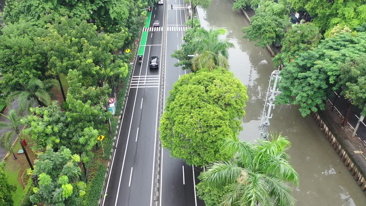 자카르타 의 운하 와 나무 가 있는 도시 거리