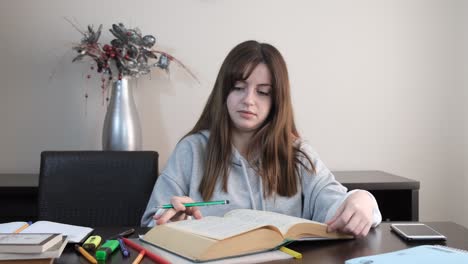 estudiante cansado leyendo