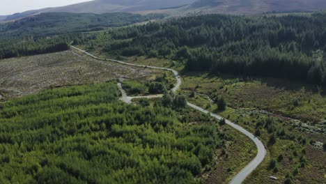 Luftaufnahme-Von-Autos,-Die-An-Einem-Sonnigen-Tag-Auf-Einer-Langen,-Kurvenreichen-Bergstraße-In-Den-Wicklow-Mountains-Fahren-4