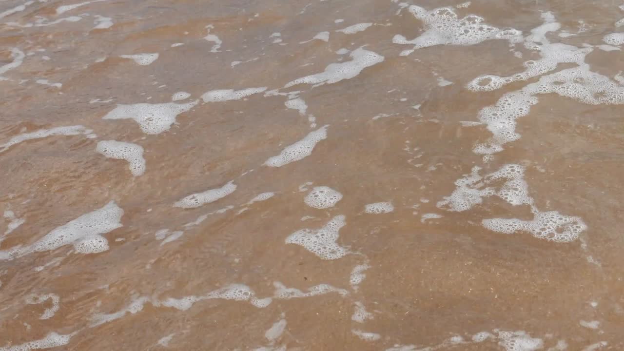 깨한 해변과 바다 파도의 아름다운 자연