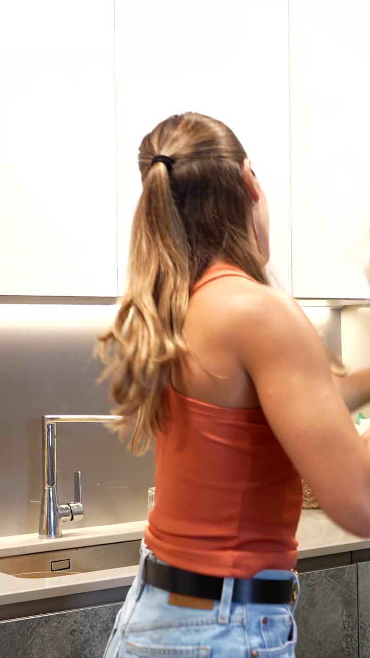 Due donne in una cucina.