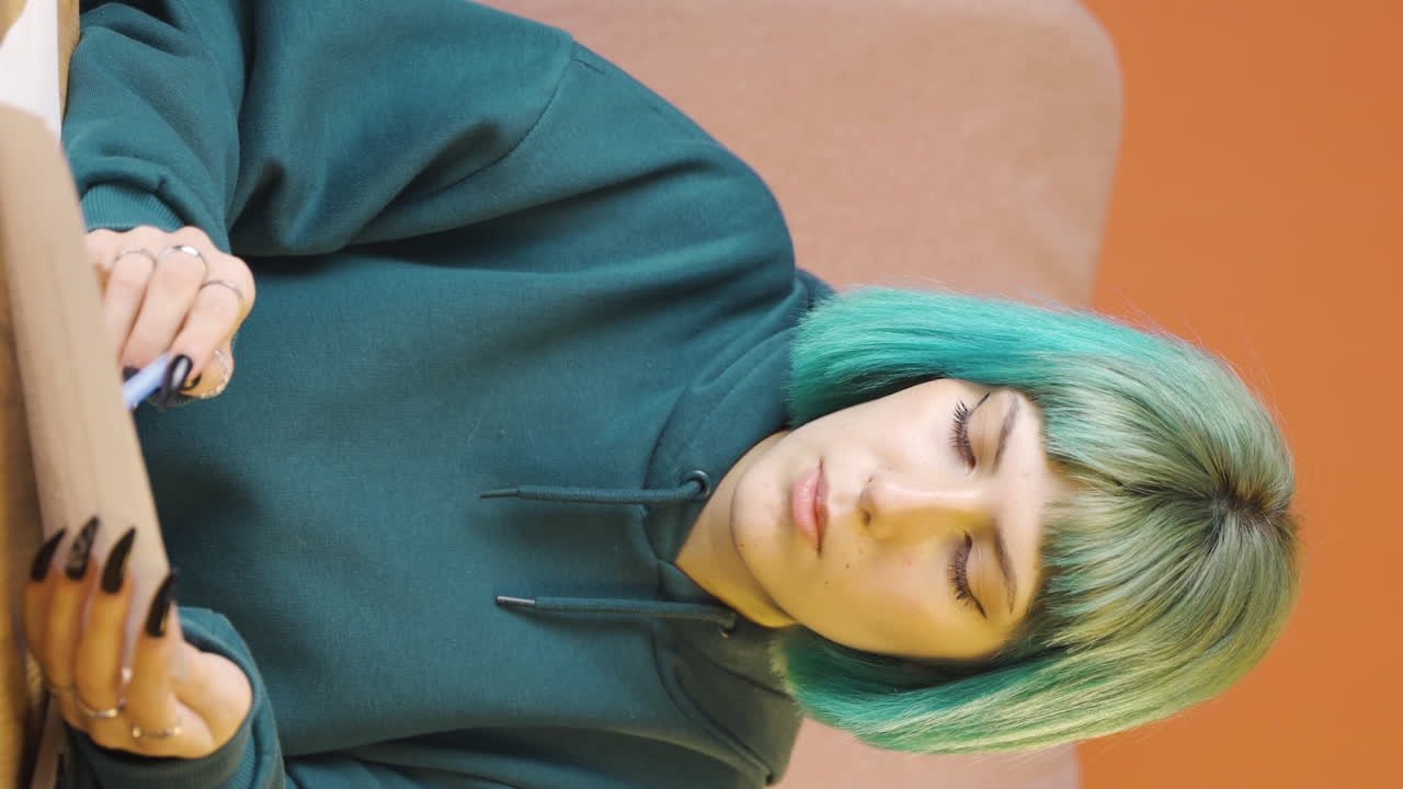 서류에 서명한 젊은 여성의 수직 비디오.