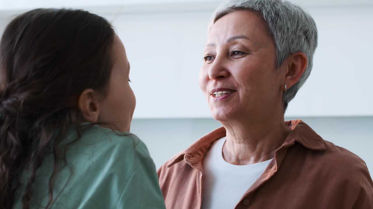 부에 있는 할머니와 소녀