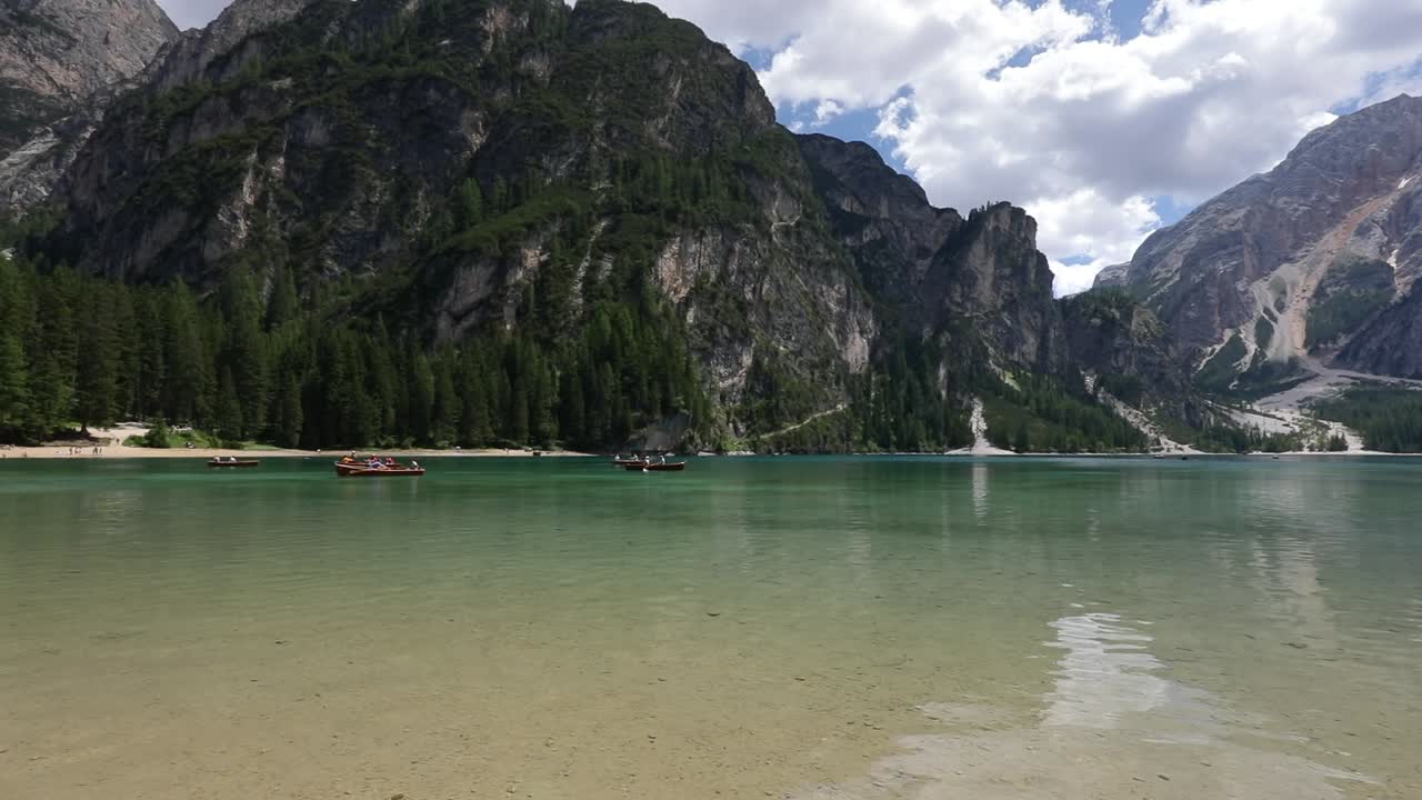 Lago Lago di Braies nelle Dolomiti, Italia Alps