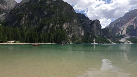 Pragser-Wildsee-See-In-Den-Dolomiten,-Italien-Alpen