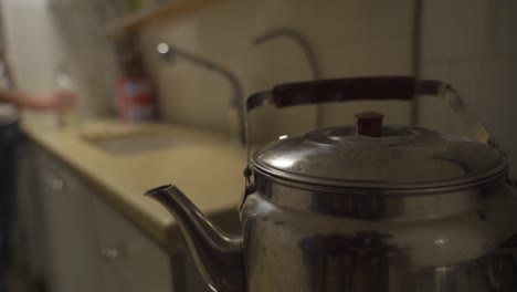hacer café por la mañana en cámara lenta
