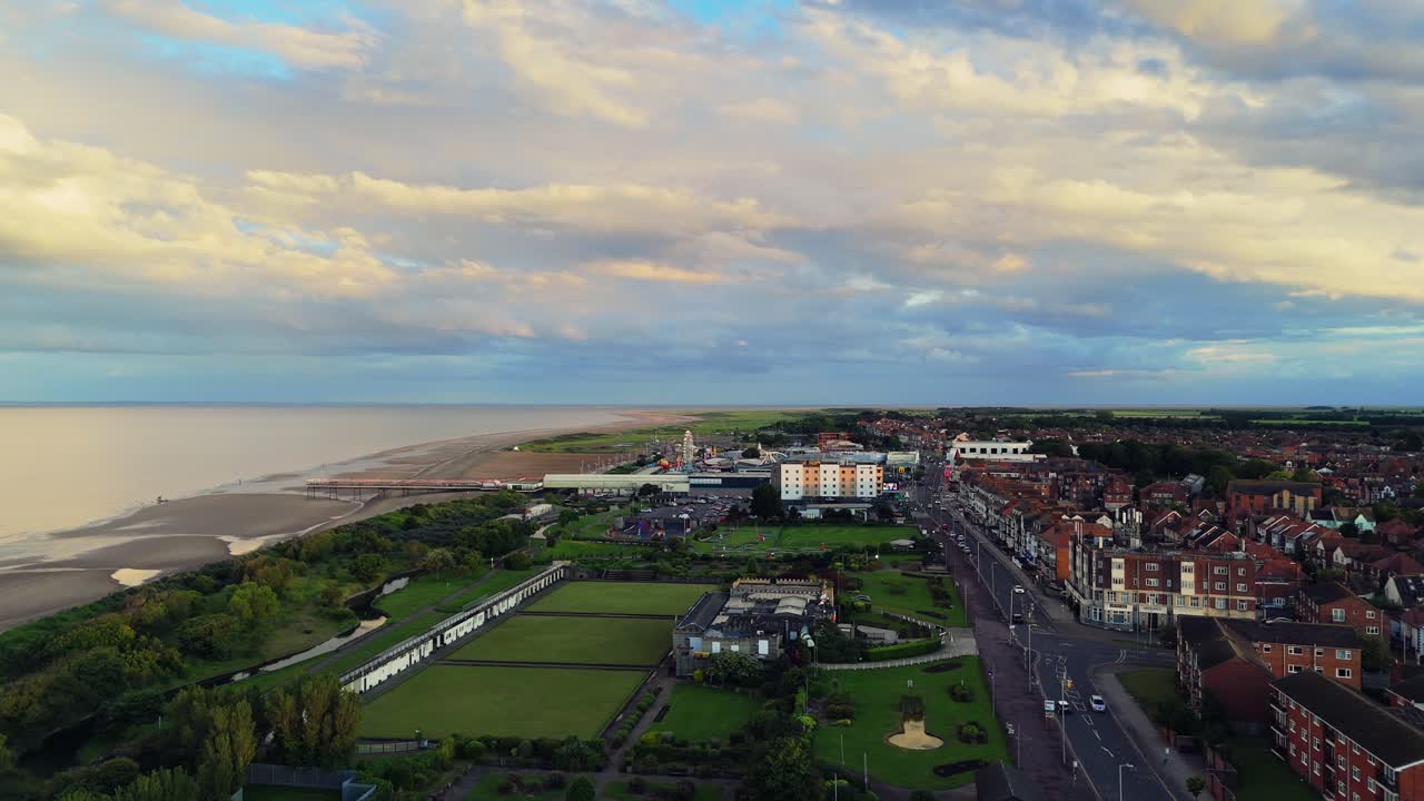 Tempesta imminente sulla città costiera di Skegness.