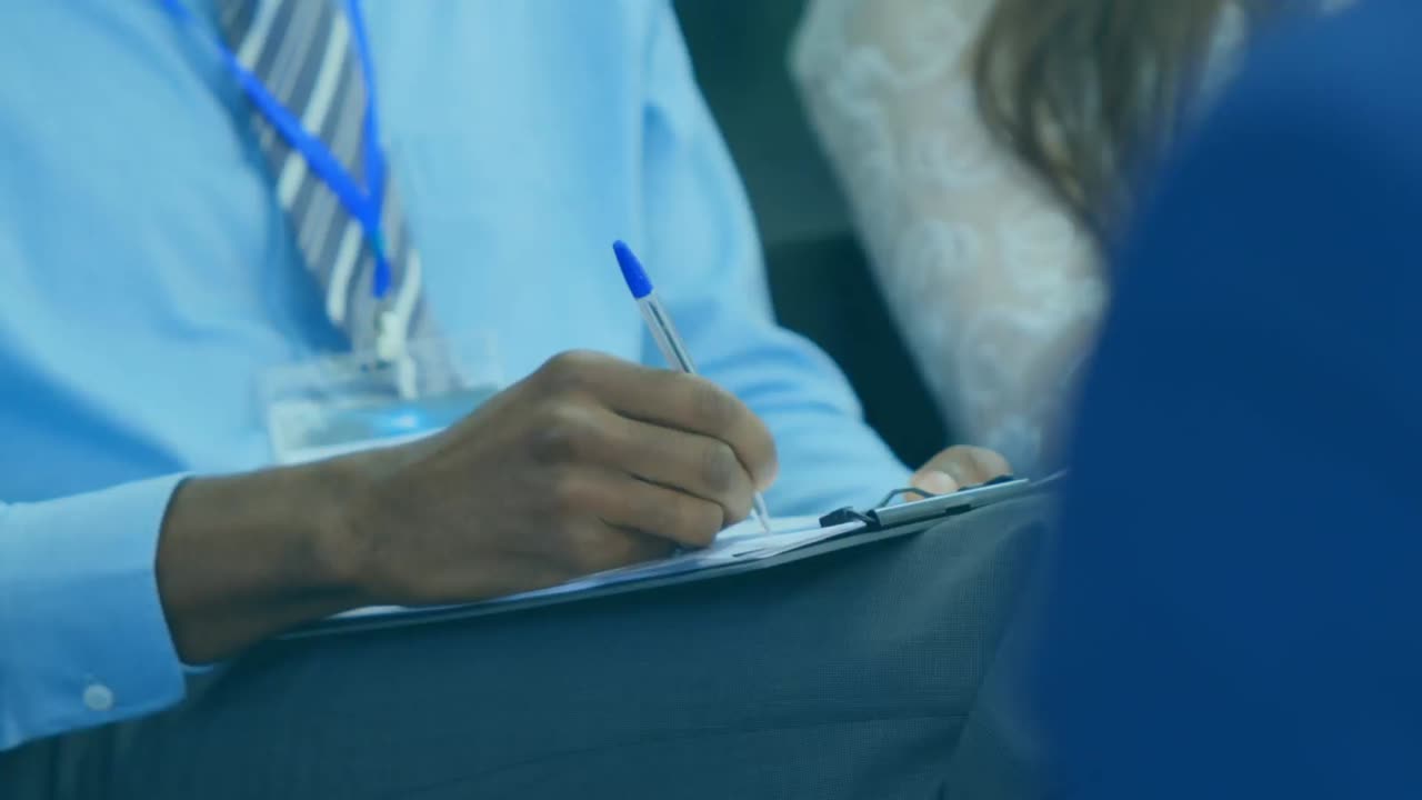 animación de corazones caídos sobre un grupo diverso de personas de negocios