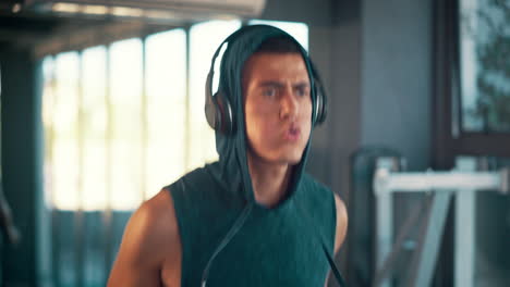 fitness, hombre y saltar con cuerda