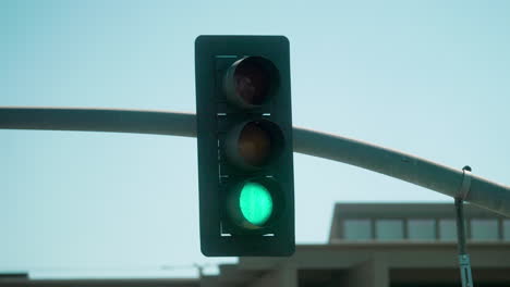 un lapso de tiempo de un semáforo que cambia de rojo a verde