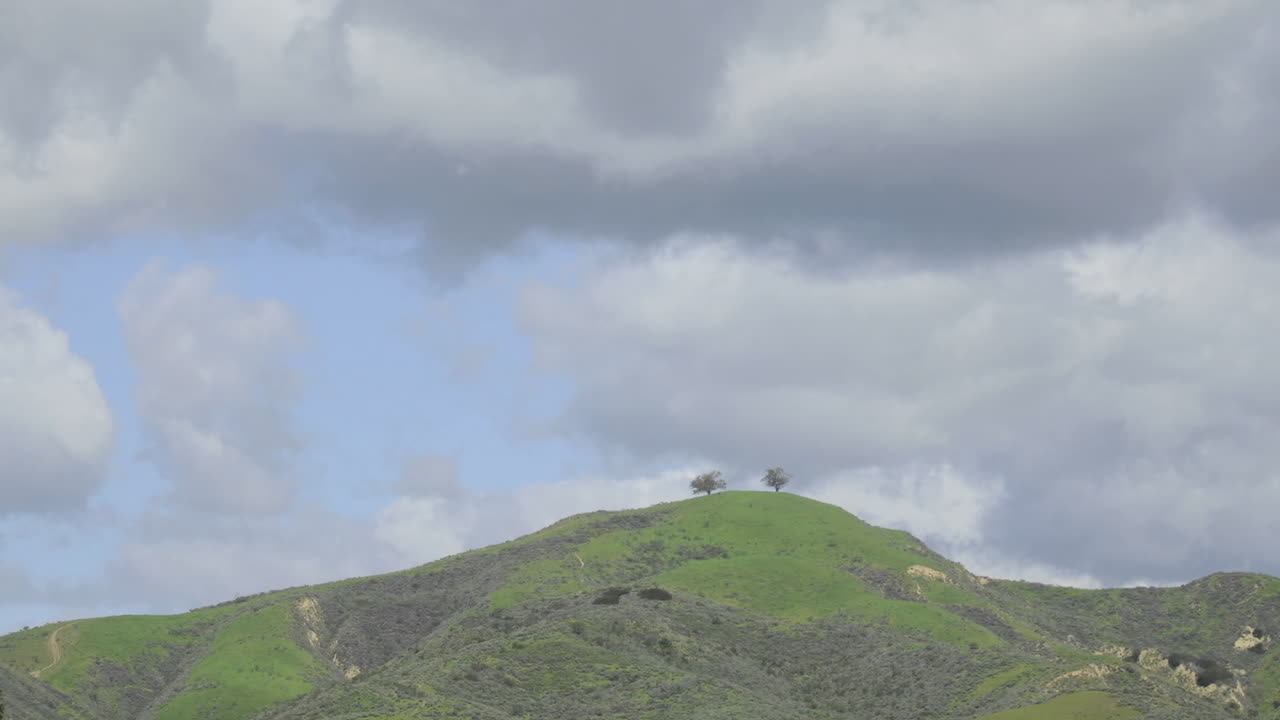 벤츄라 캘리포니아 위의 두 그루의 나무에 걸쳐 발달하는 폭풍의 빠른 시간 경과