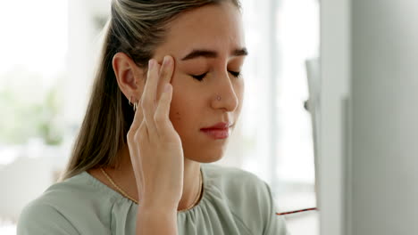 dolor de cabeza, problema y computadora mujer con agotamiento