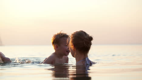 La-Joven-Madre-Le-Enseña-A-Nadar-A-Su-Pequeño-Hijo.