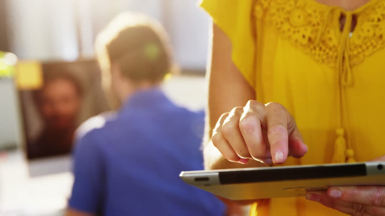 ejecutivo de negocios que usa tableta digital