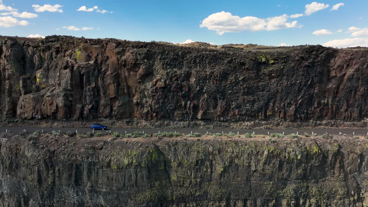 절벽 고속도로를 주행하는 자동차의 독특한 측면 프로필