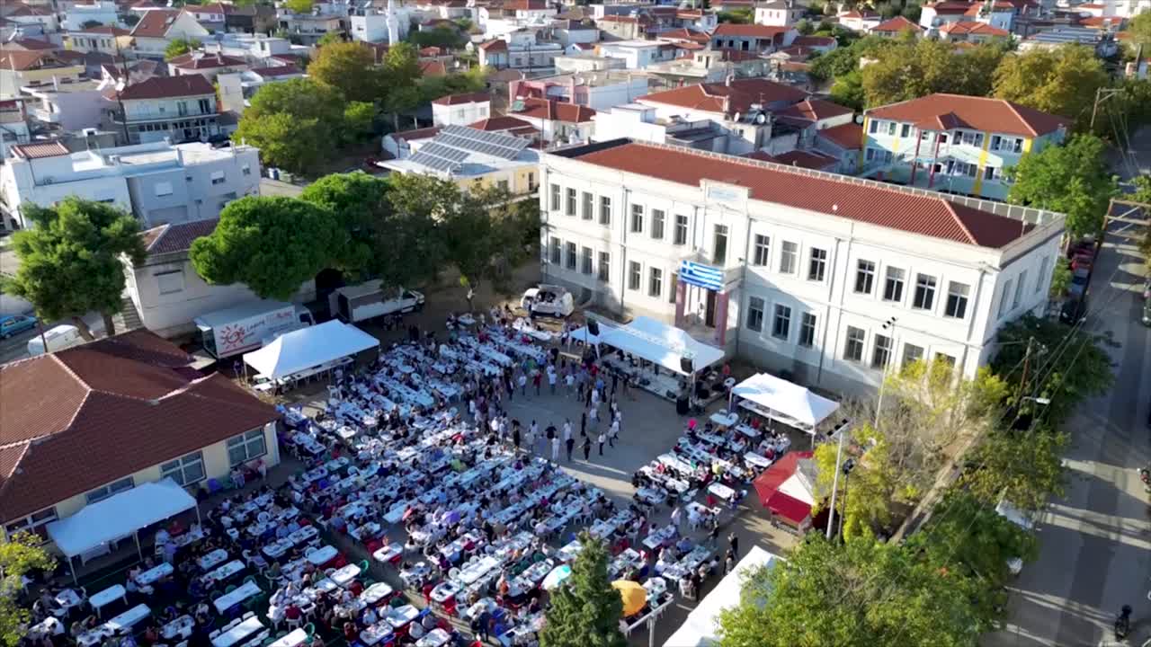 Festival tradizionale greco a Iasmos, Rodopi, Grecia, riprese aeree di persone che ballano e festeggiano.