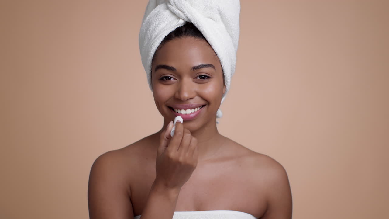 mujer aplicar bálsamo labial