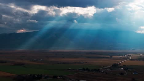 Teleobjetivo-Teledirigido-De-Rayos-De-Sol-Que-Atraviesan-Las-Nubes