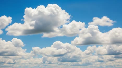 cielo azul con nubes blancas y esponjosas