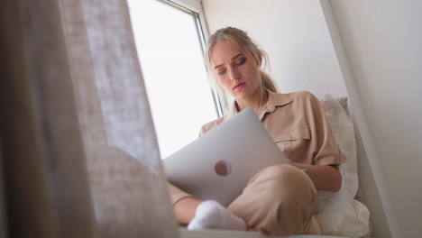 young accountant woman makes calculations working at home