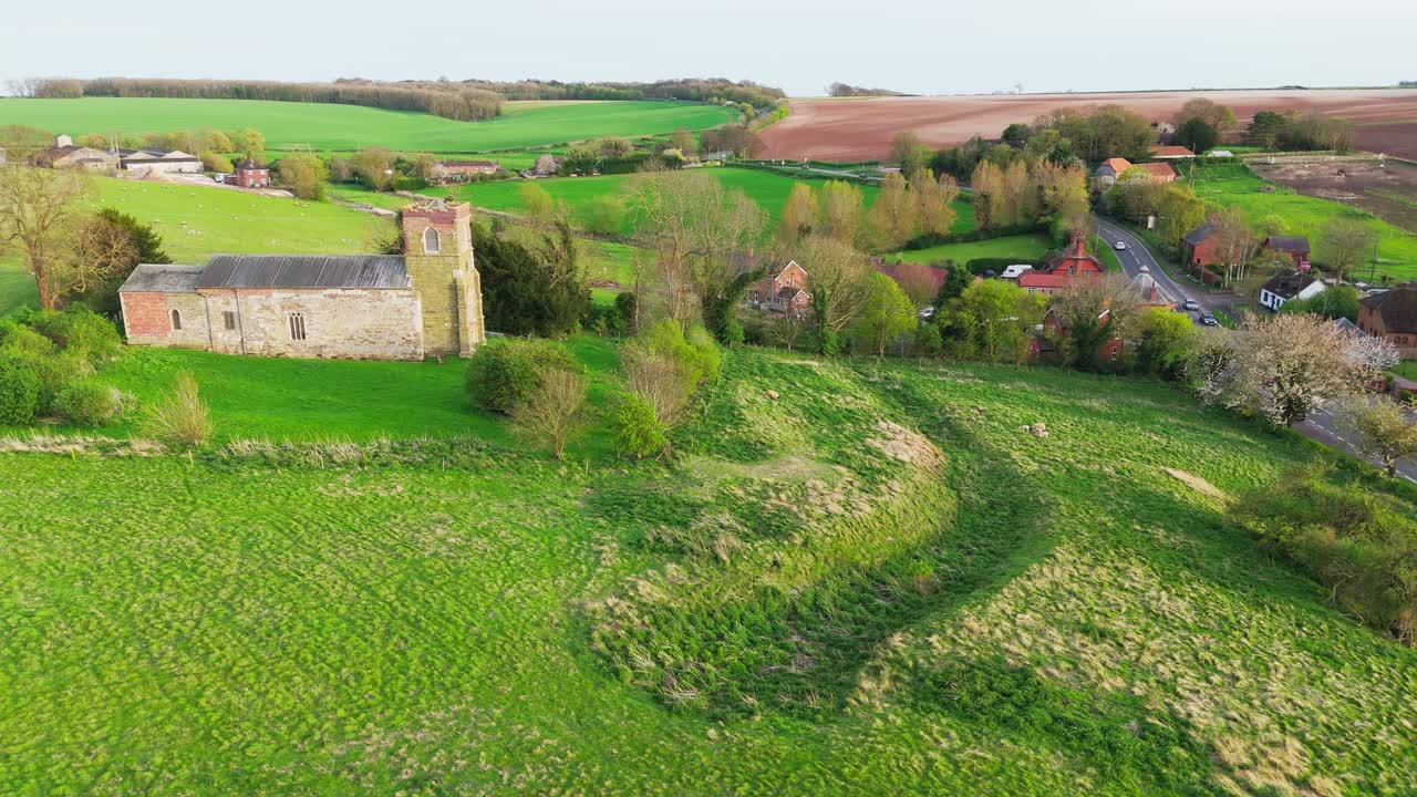 imagens aéreas de um pequeno vilarejo de lincolnshire chamado burwell, no reino unido.