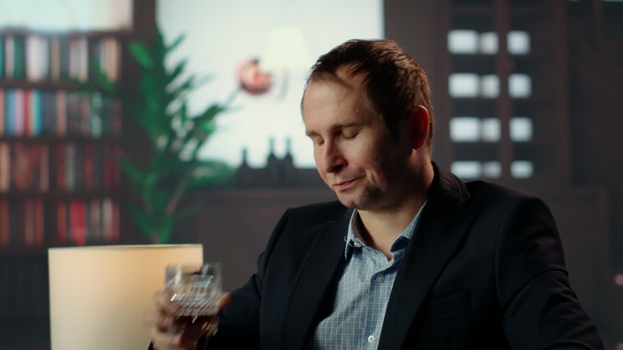 miembro de la alta sociedad disfrutando de un vaso de whisky bourbon