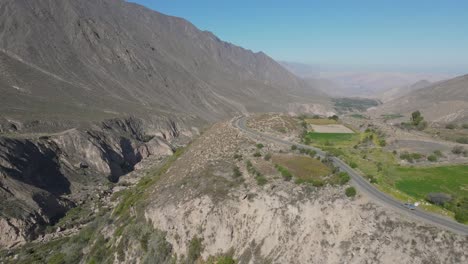 Camino-Sinuoso-Con-Campos-Verdes-Y-Montañas-Del-Distrito-De-Chuquibamba-Tomadas-Desde-El-Aire