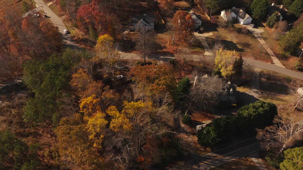 vista superior de las casas a lo largo del lago lanier en georgia durante el invierno