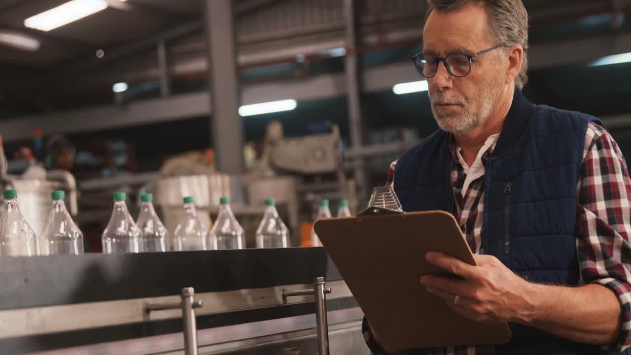 trabajador masculino que mantiene registros en el clipboard