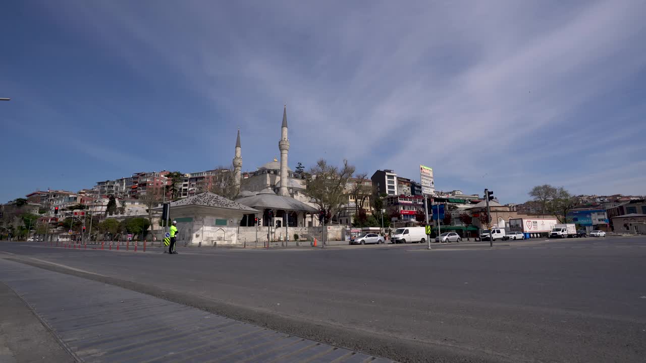 la plaza uskukar y la mezquita mihrimah sultan, de estambul durante el toque de queda por la pandemia de covid-19.