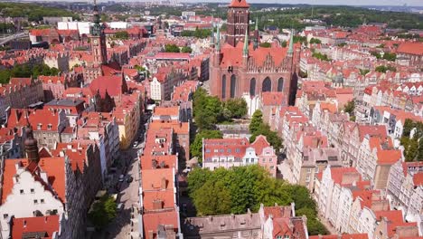 Toma-Aérea-Del-Casco-Antiguo-De-Gdansk