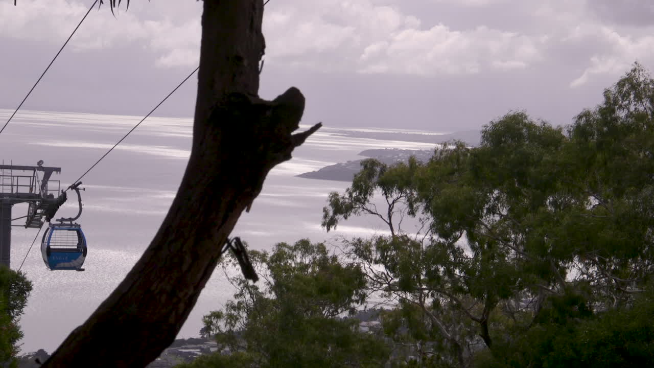 바다가 내려다보이는 산꼭대기와 흐린 흐린 날의 체어리프트