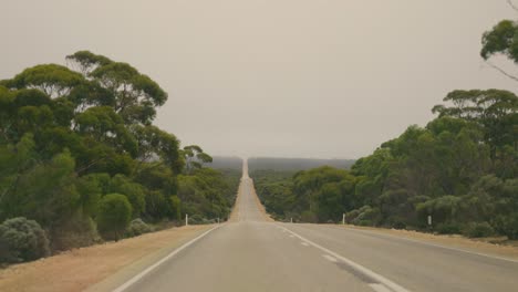 conduciendo en una carretera australiana recta