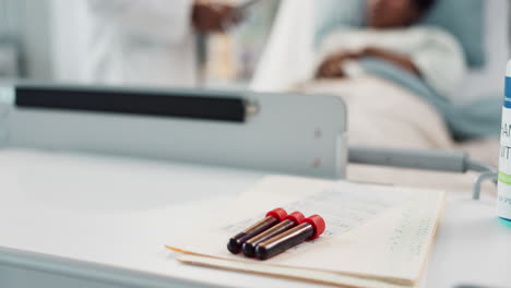 análisis de sangre, vial de vidrio y documentos en el hospital