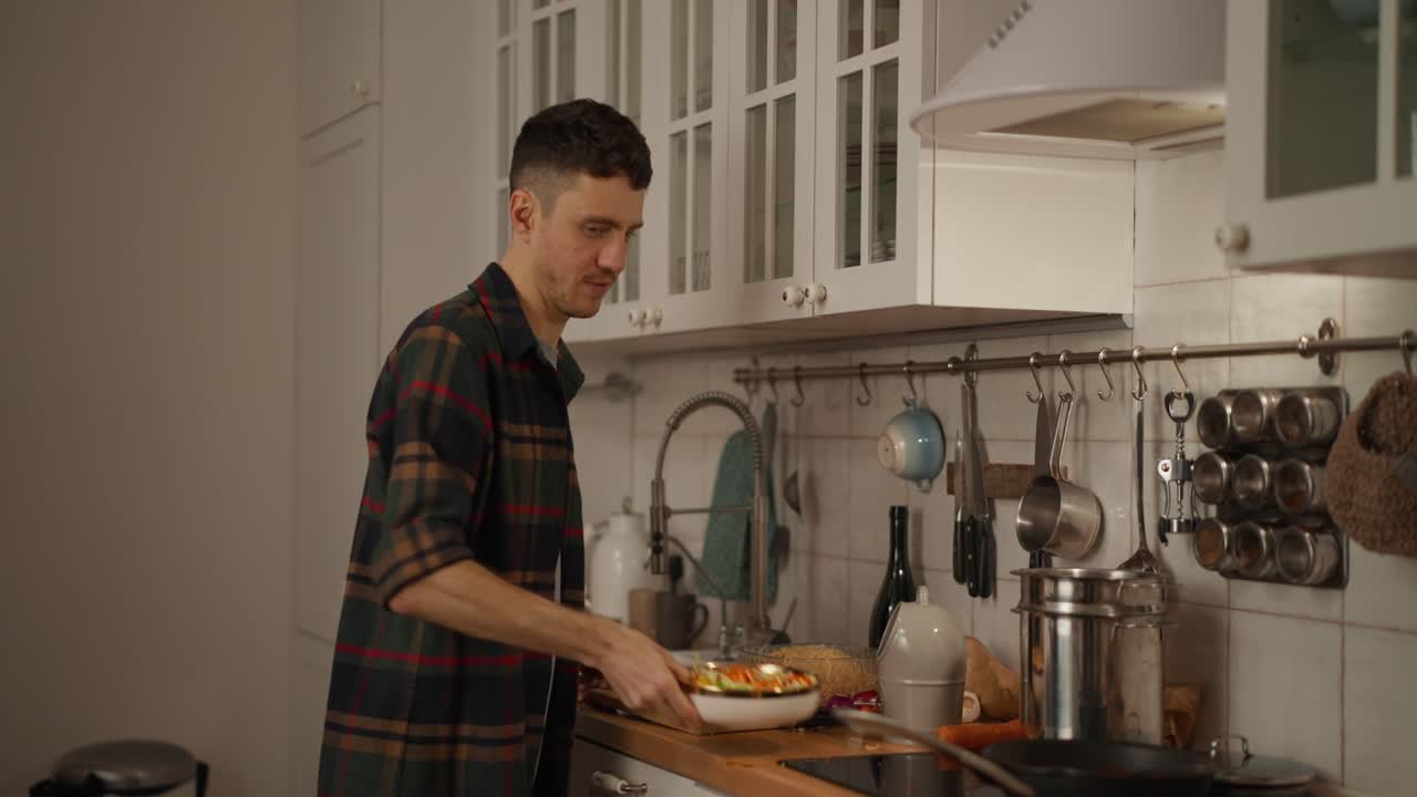 hombre cocinando en la cocina