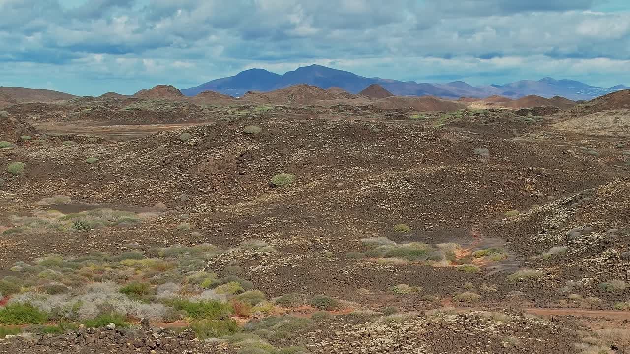 Esplorando terreno roccioso nelle Isole Canarie, Spagna, durante il giorno