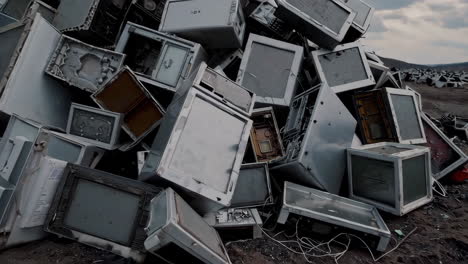 montón de computadoras y monitores desechados
