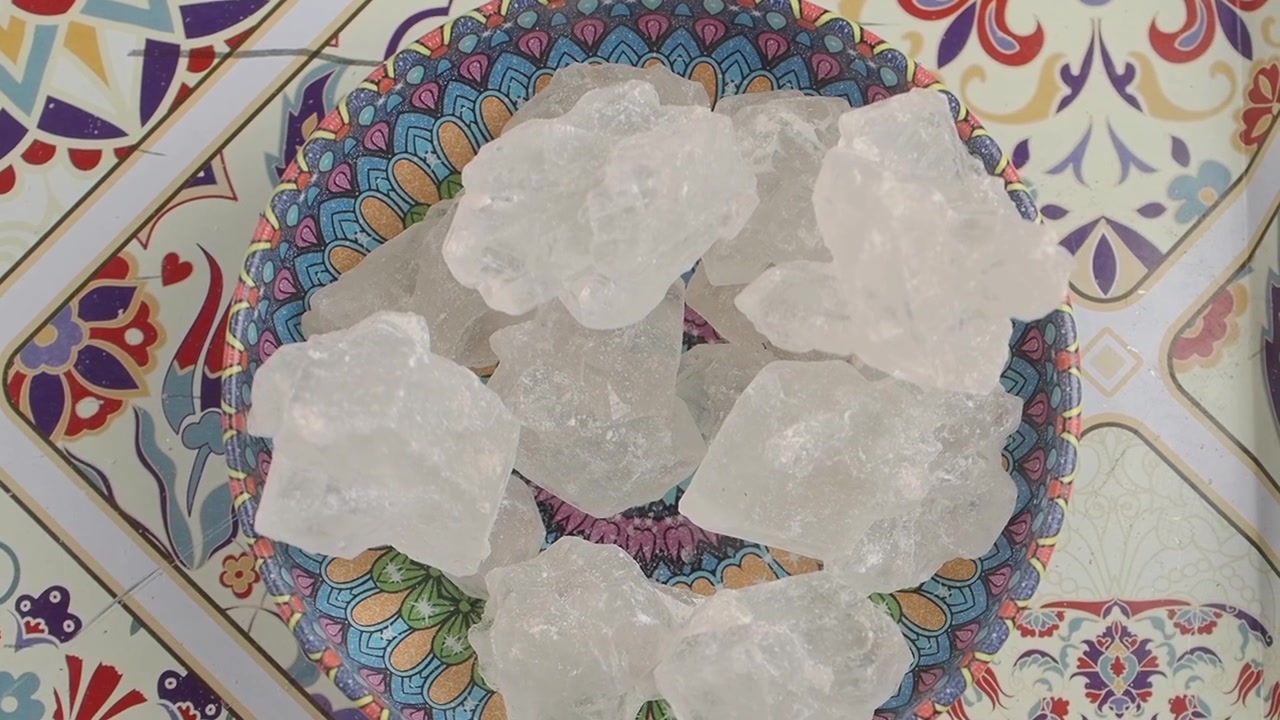 Adicionando Grandes Cristais de Açúcar a uma Tigela Decorativa