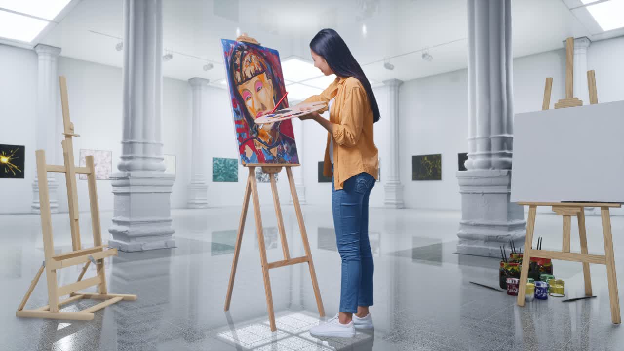 예술 갤러리에서 초상화를 그리는 여자