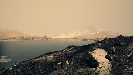 Costa-De-La-Antártida-Con-Piedras-Y-Hielo