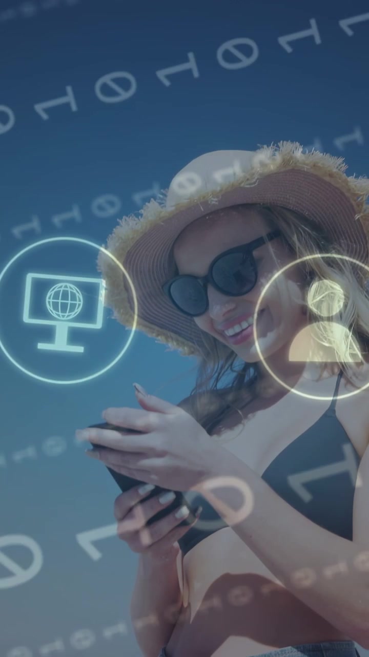 Video verticale: Una donna alza il telefono per inquadrare un selfie in spiaggia, pubblicando con una sovrapposizione di icone di app binarie.