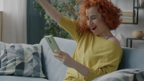 mujer usando un teléfono inteligente en casa