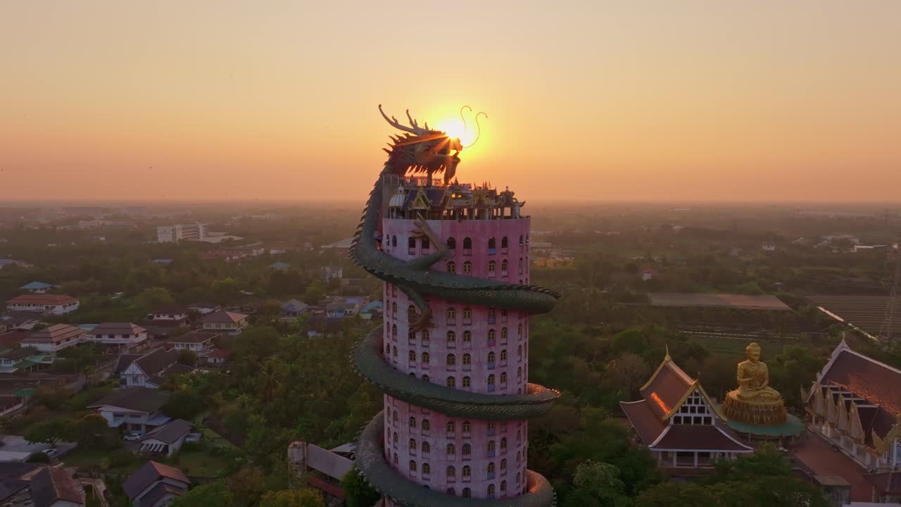Cảnh quay trên không ngôi đền hình rồng được bao phủ trong ánh sáng vàng, Sam Phran
