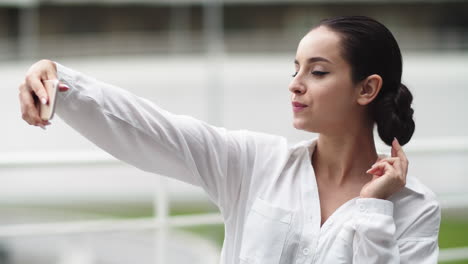 mujer en primer plano tomando una selfie al aire libre. mujer tomando una foto de sí misma al aire libre