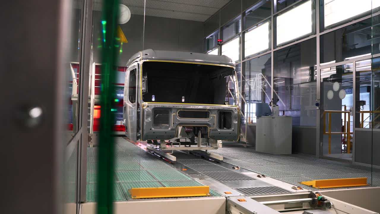 공장에서 트럭 택시를 칠하는 과정