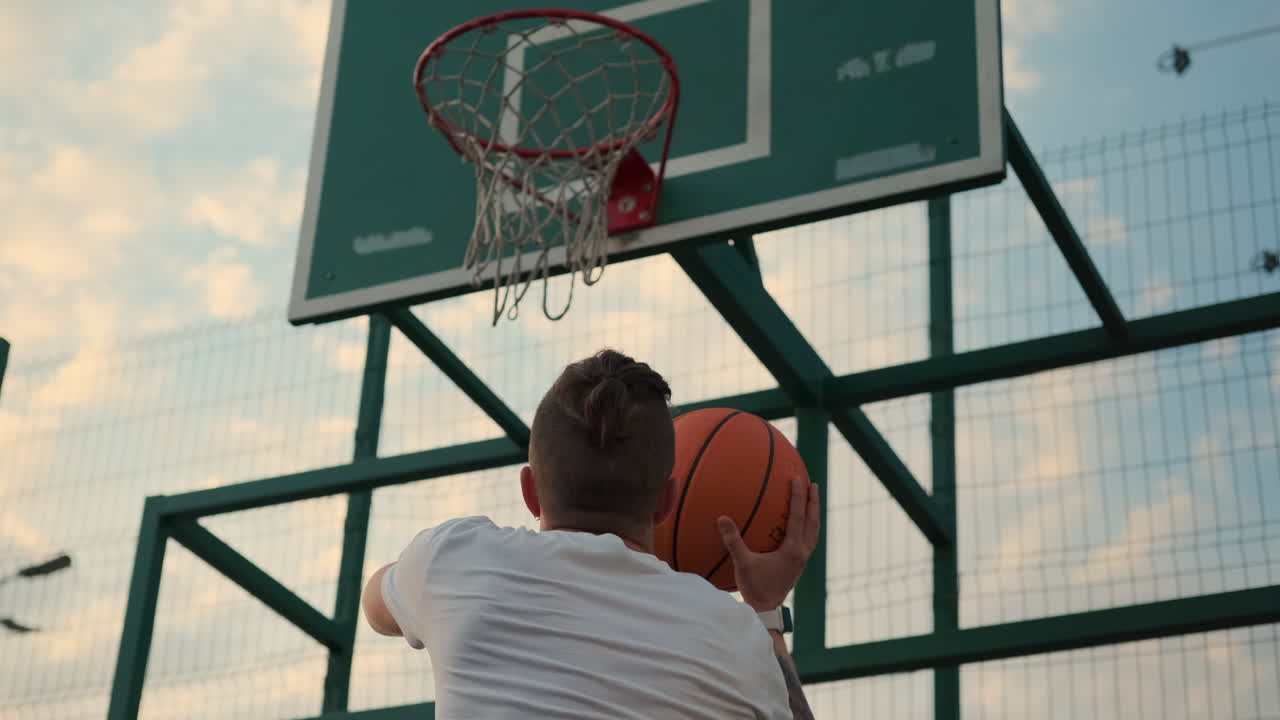 hombre disparando una pelota de baloncesto