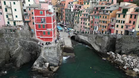 Riomaggiore-Cinque-Terre-Italien-Luftaufnahme-Einzigartiger-Häuser-Entlang-Des-Ozeans-Rückzug-Offenbaren