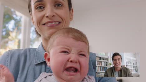 madre y bebé hablando en video con el padre usando la webcam padre hablando con los padres que aman a los niños disfrutando de la familia feliz comunicándose en video chat