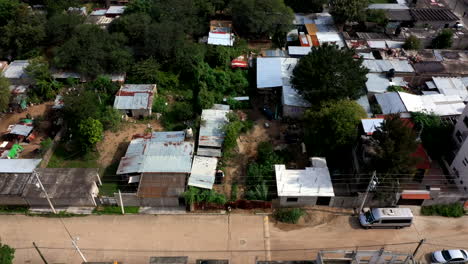 vista aérea de los suburbios de la ciudad de oaxaca en méxico, filmada por un dron con desplazamiento inclinado hacia arriba, que muestra un área pobre y casas de chabolas