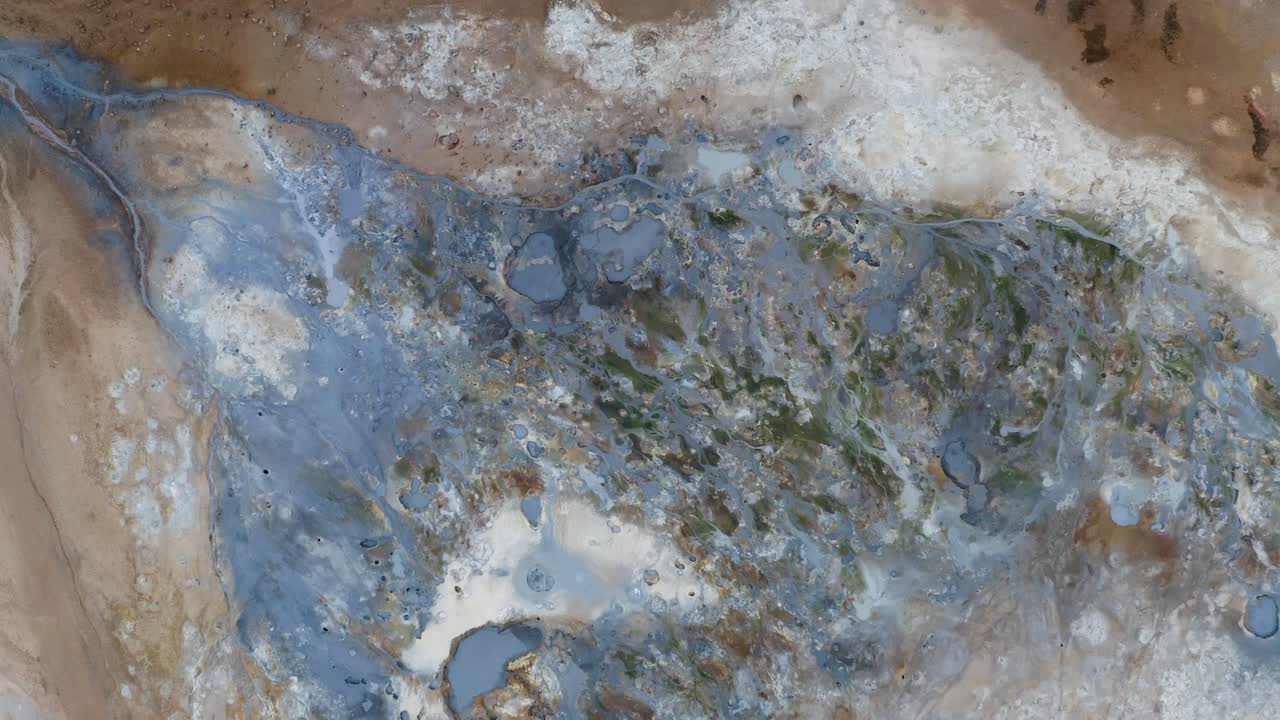 ascendiendo en ollas de barro hirviendo en el campo geotérmico hverir cerca del lago myvatn, islandia